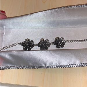Rose choker